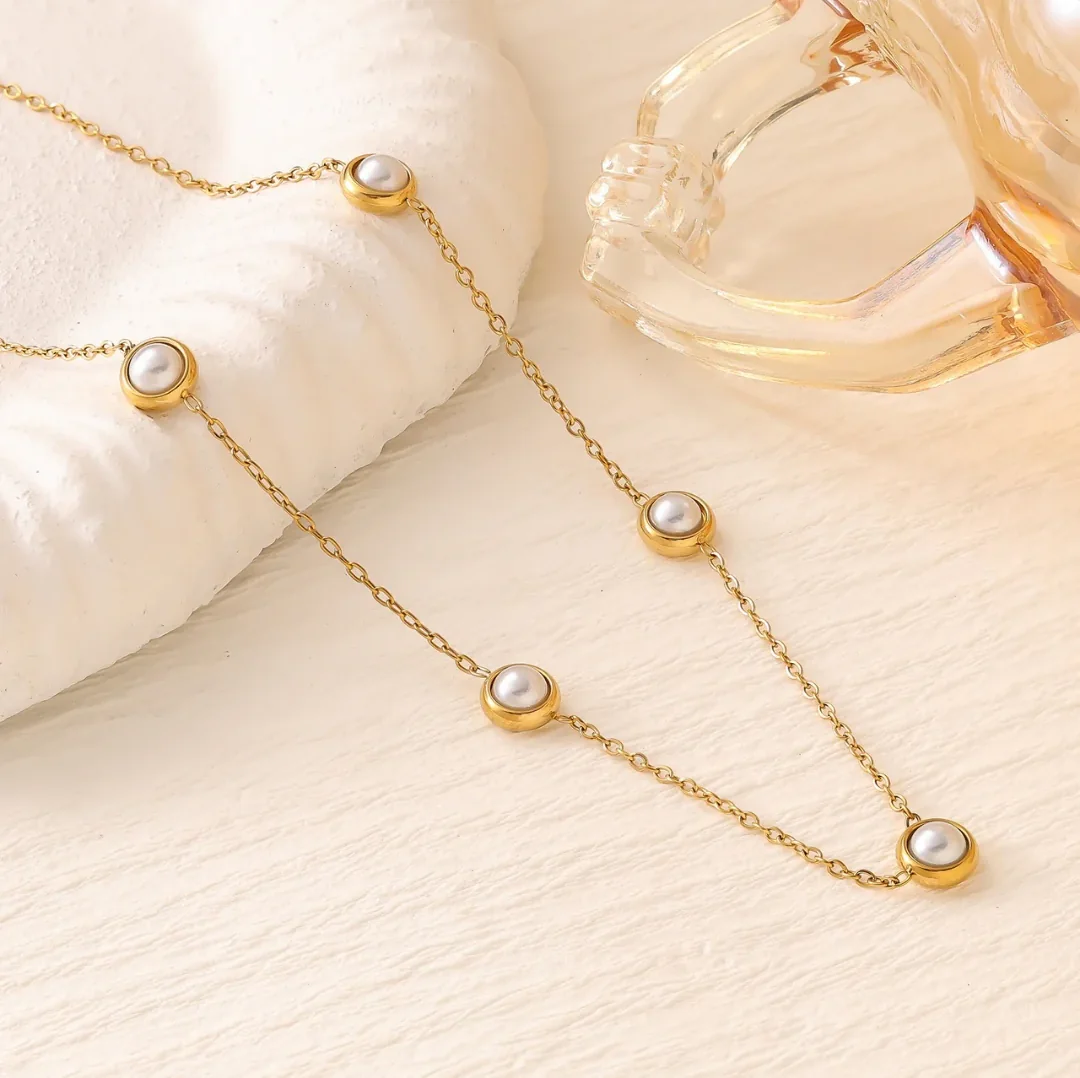 Golden pearl necklace 1