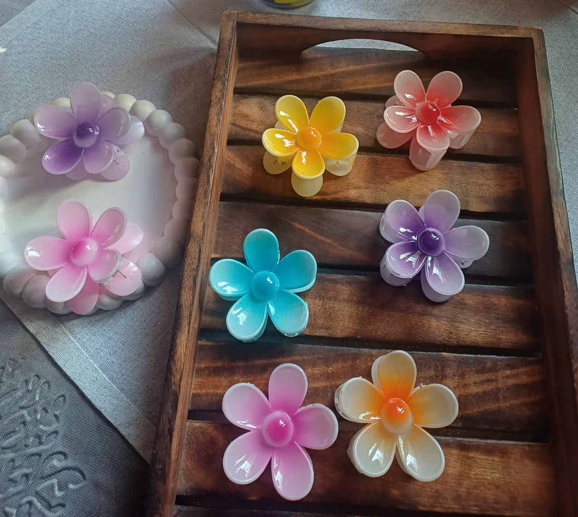 Glossy flower claws medium