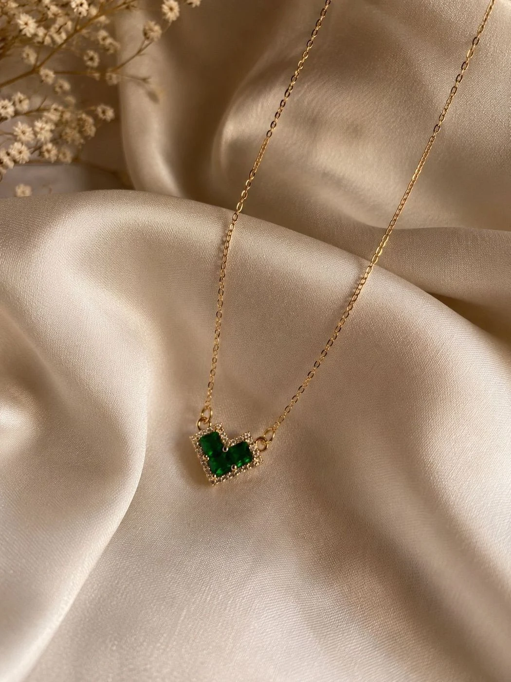 Minimal green stone chain