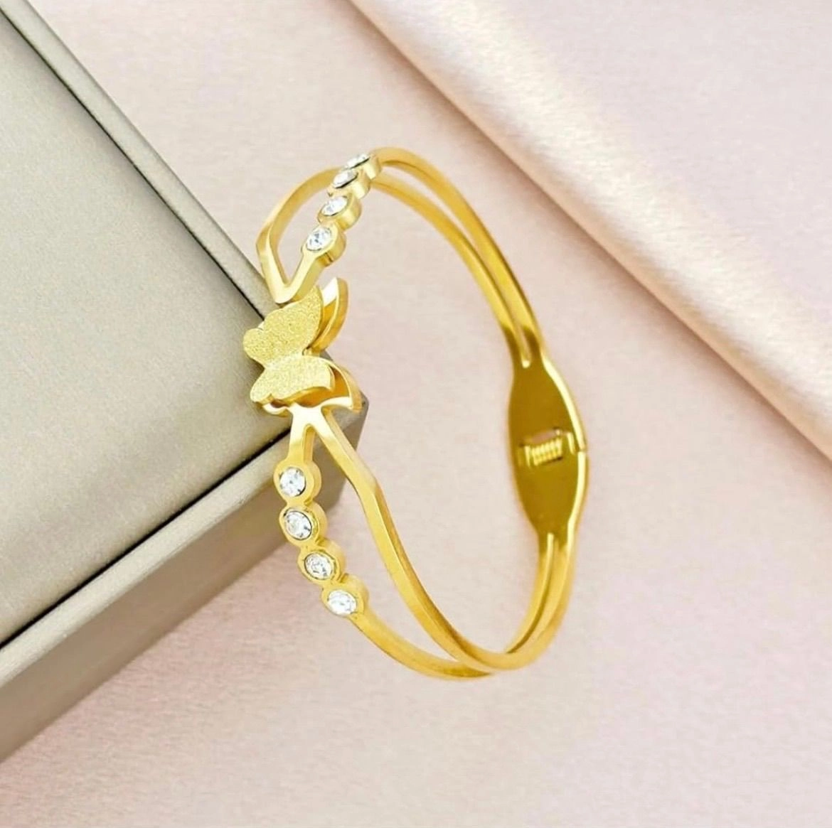 Single butterfly kada
