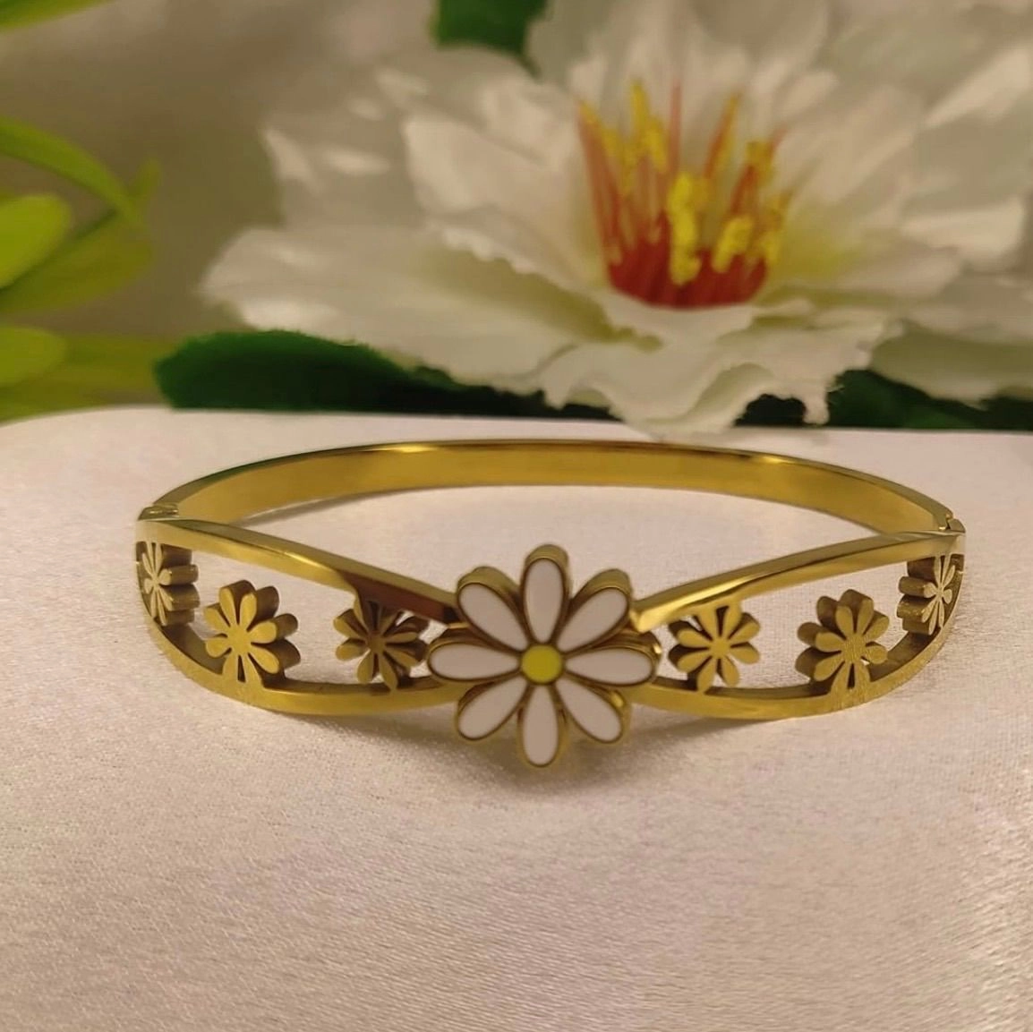 Viral flower studded bracelet