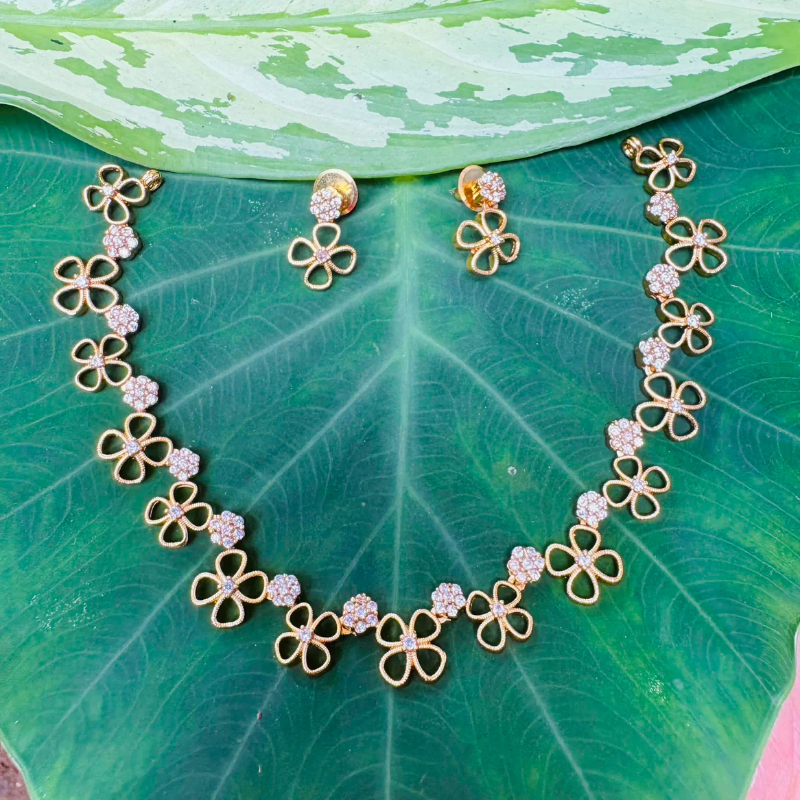 White Flowers Necklace