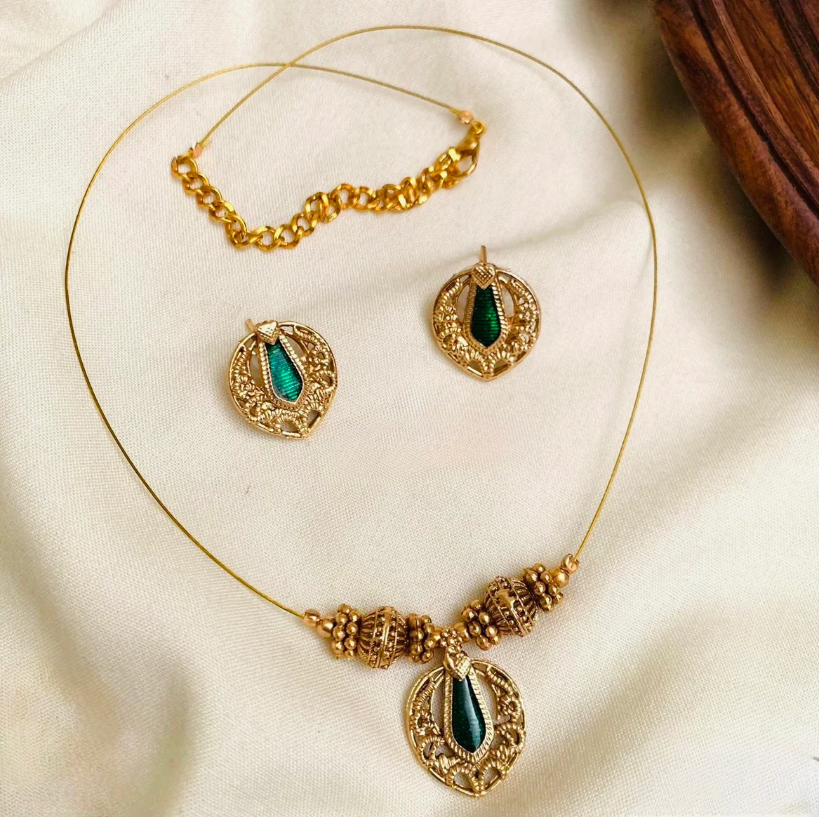 Emerald Aura Invisible  Necklace Set - AK