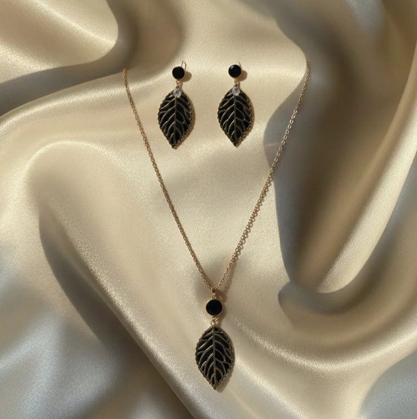 Black leaf Pendant Set