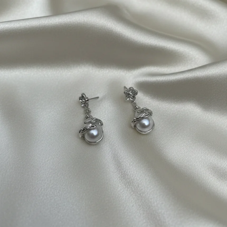 Pearl drop earring