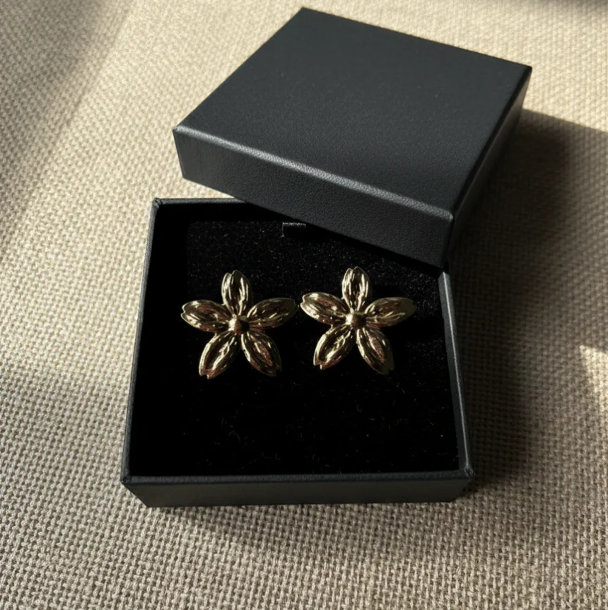 Anti tarnish Flower stud 2
