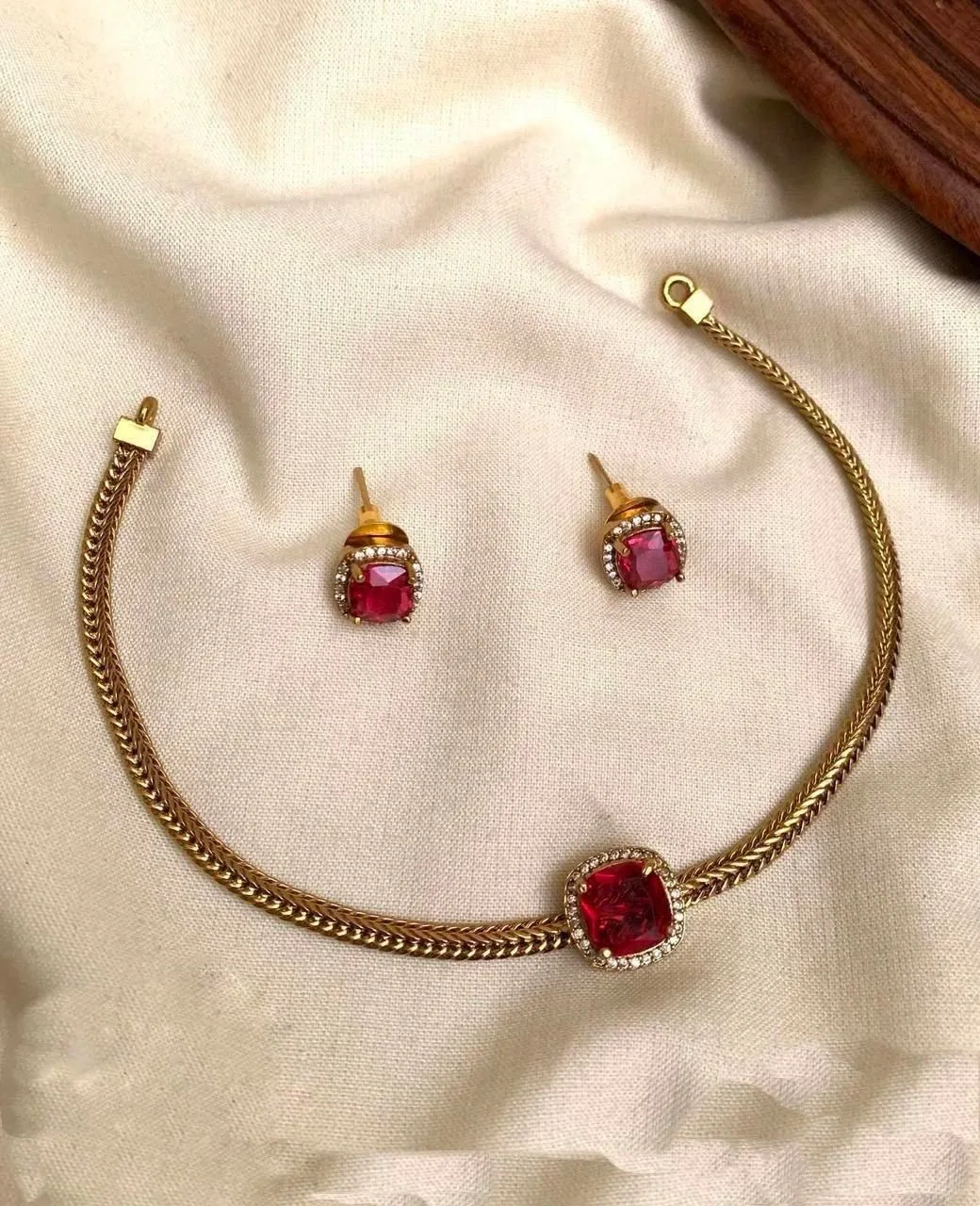 Simple stone choker