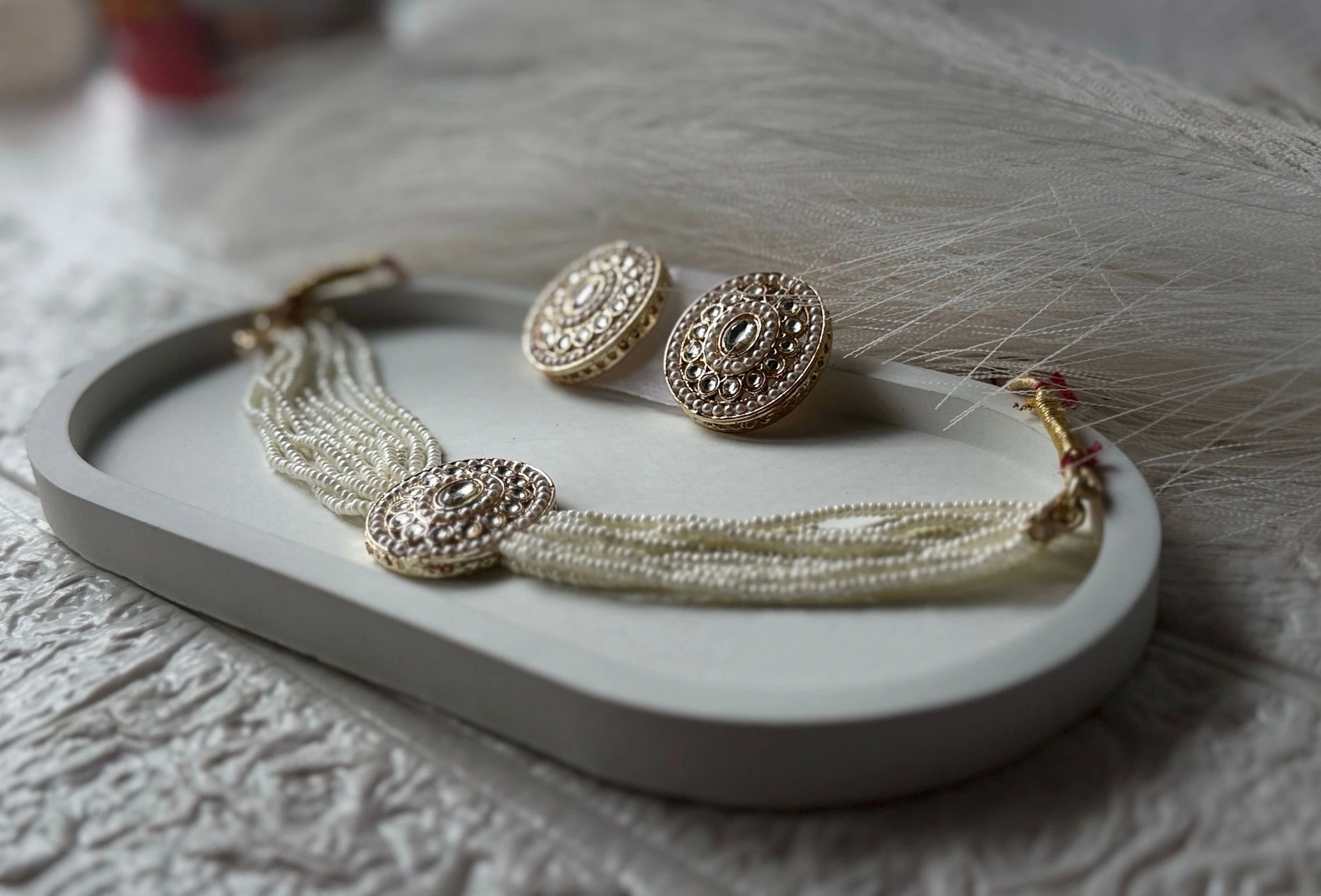 White multi-strand choker 1