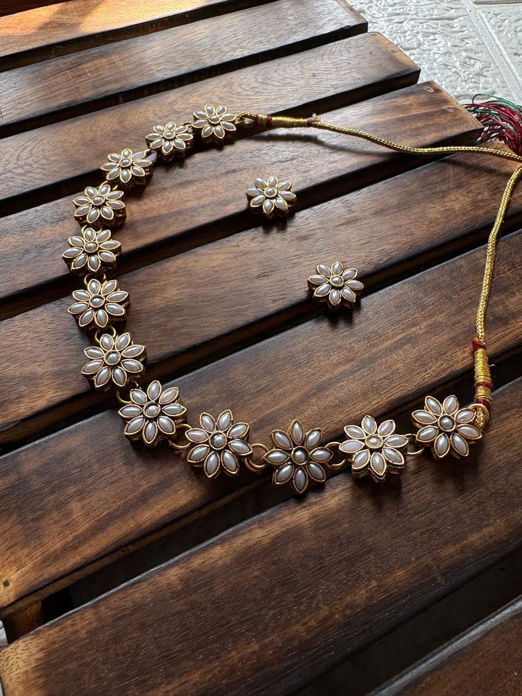 Flower Necklace -White 1