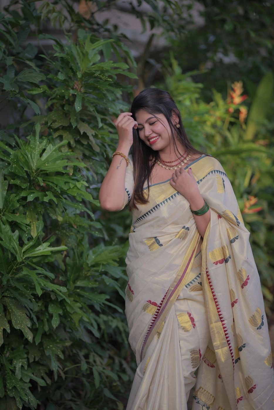 Kerala Kasavu Tissue Saree with Lotus weave 2