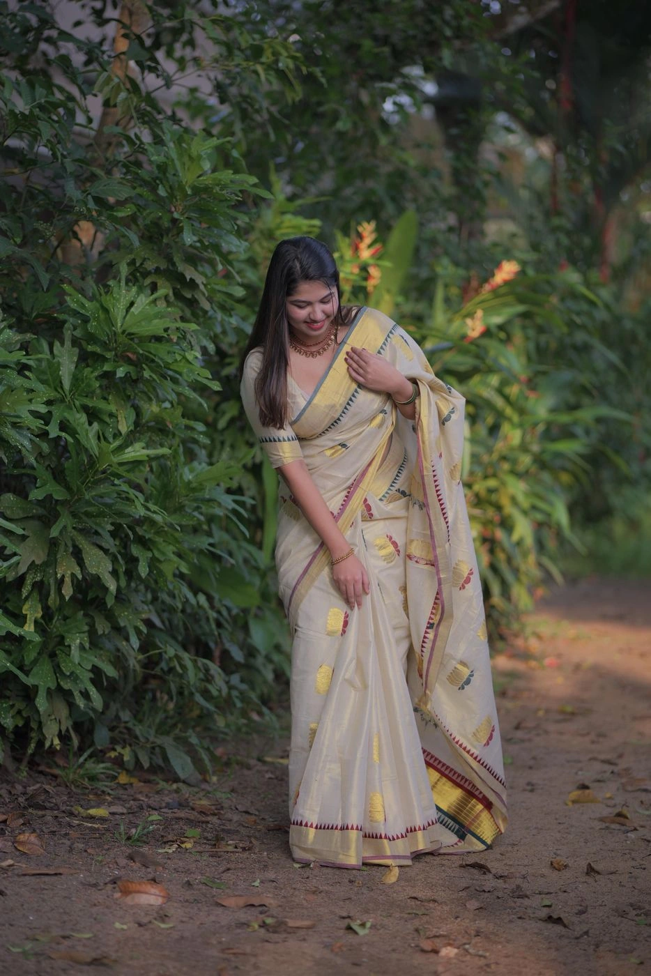 Kerala Kasavu Tissue Saree with Lotus weave 3