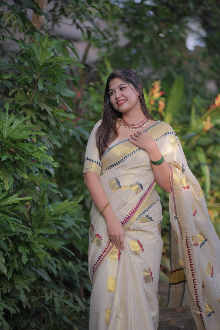 Kerala Kasavu Tissue Saree with Lotus weave 4