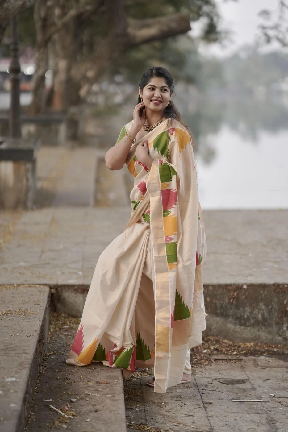 Multicolour Temple Golden Tissue Kerala Saree 3
