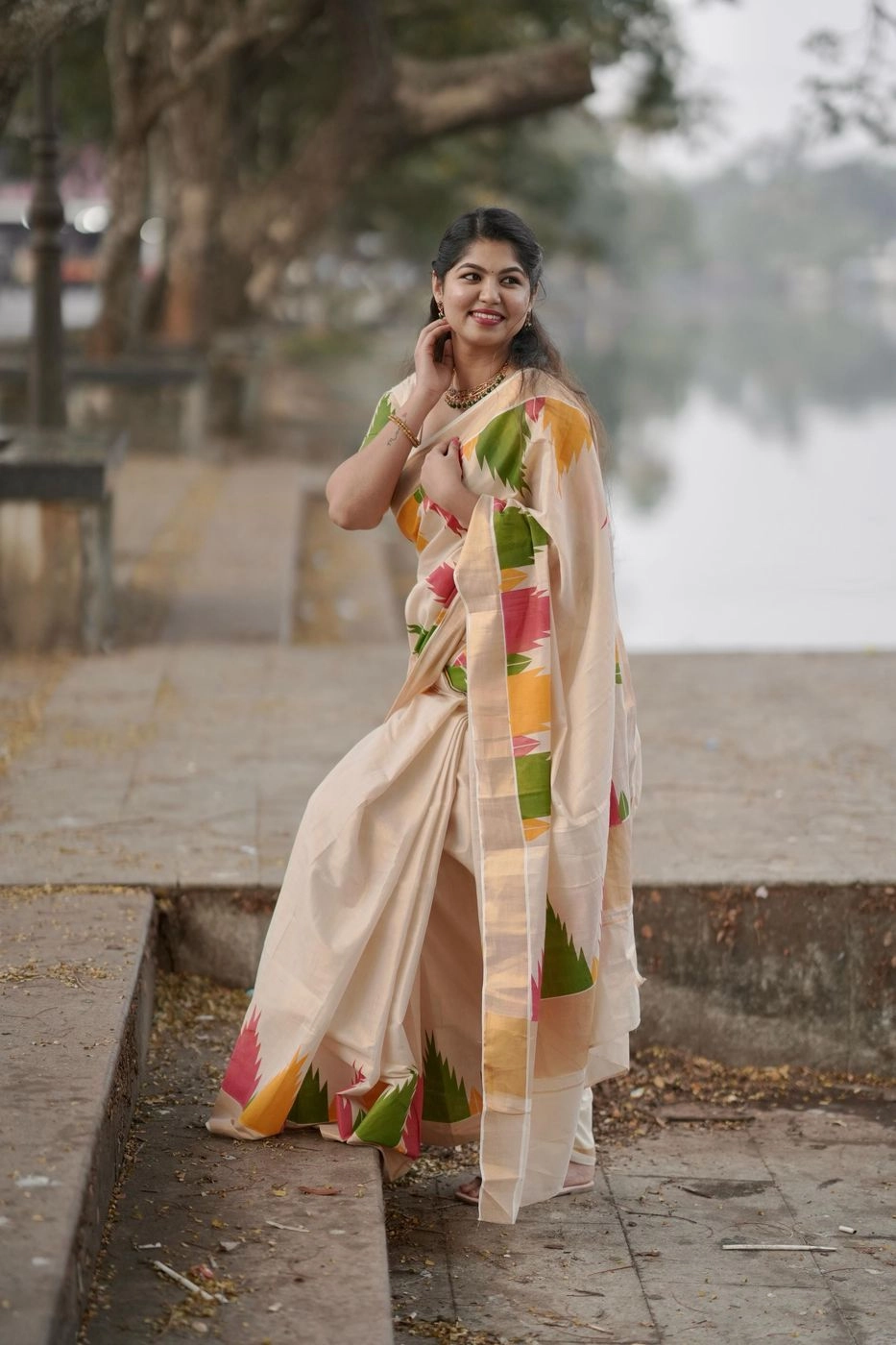 Multicolour Temple Golden Tissue Kerala Saree 4