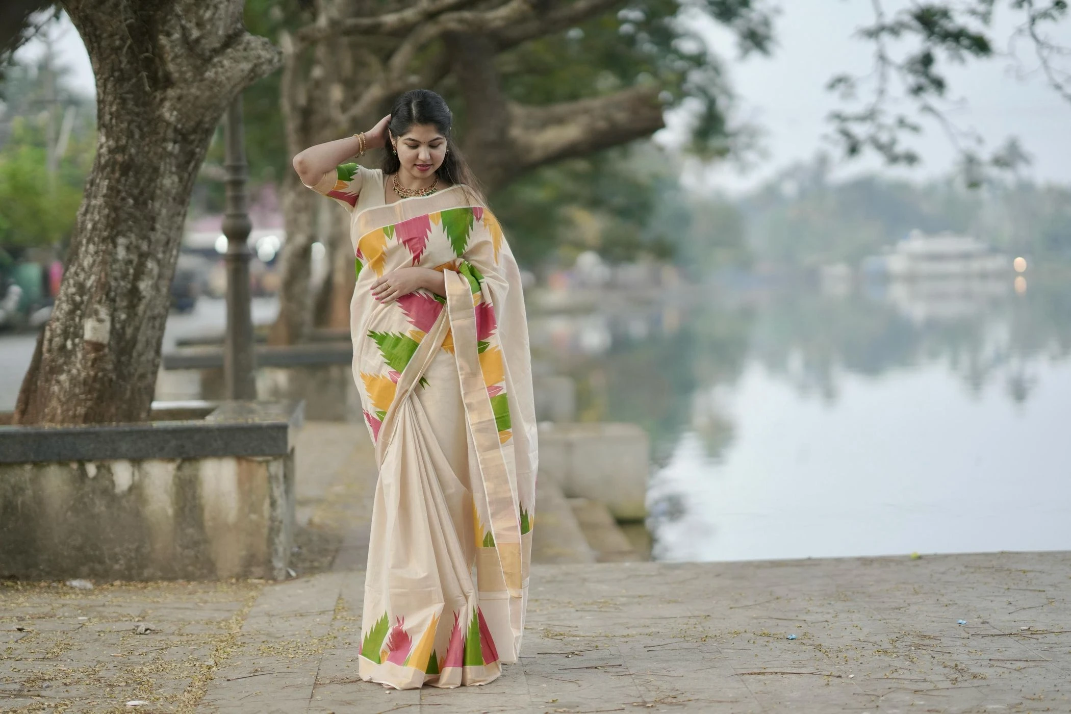 Multicolour Temple Golden Tissue Kerala Saree 6