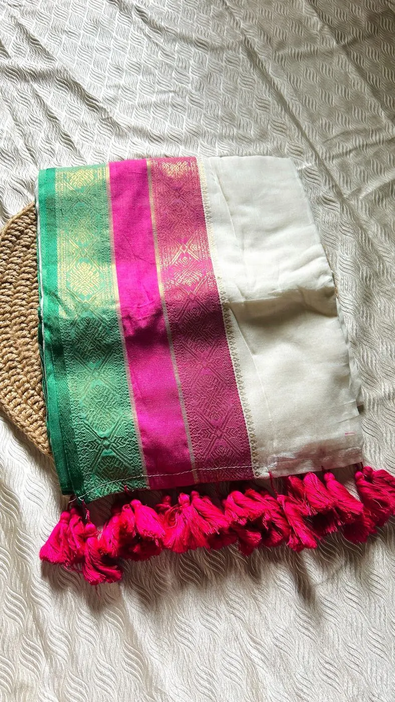 Premium Mul Cotton Saree with Contrast Zari Border – Off White | Pink & Green 2