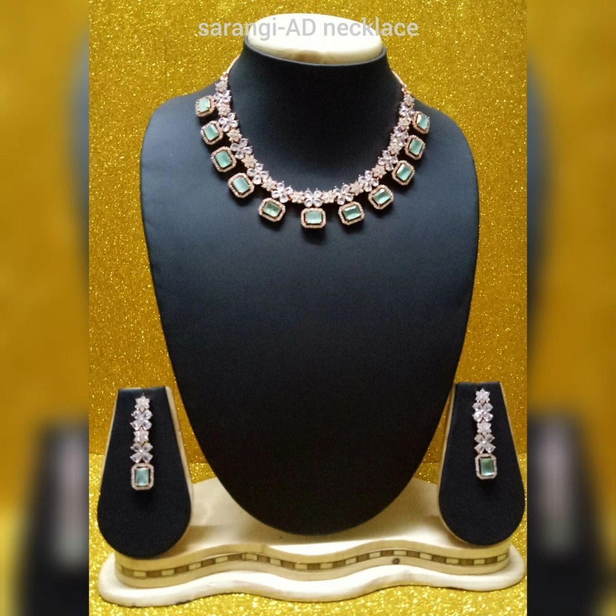 AD necklace with pistal green stone