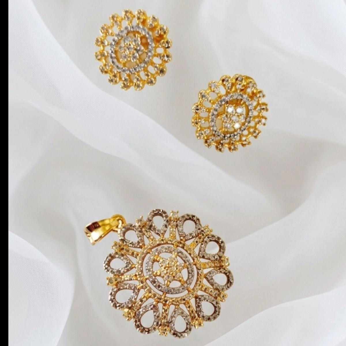 Diamond pendant with studs