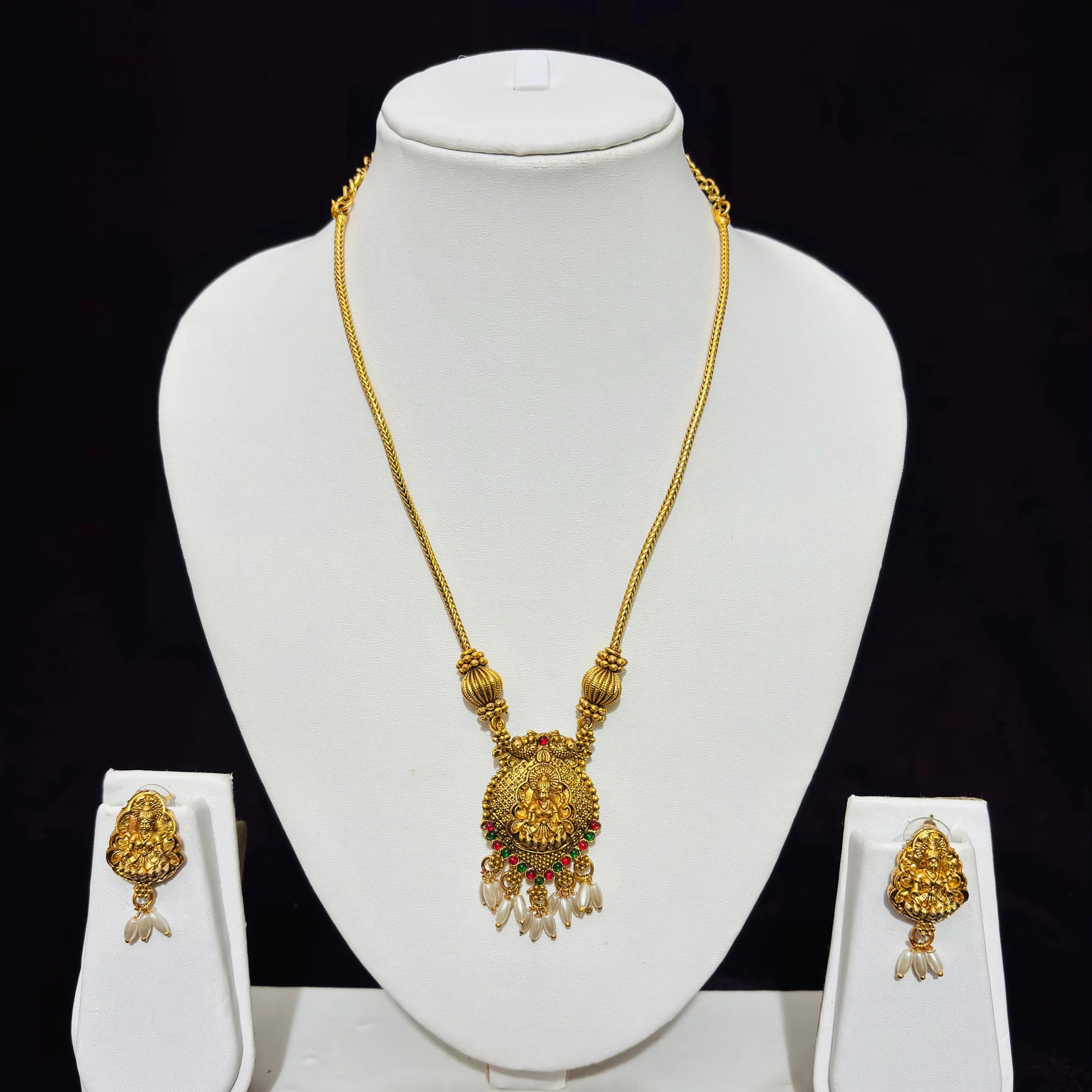 Gold plated chain with pendant set