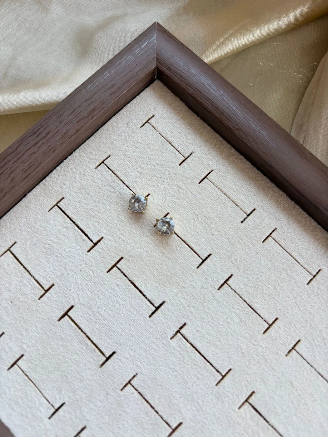 Traditional white stone necklace with earing 2