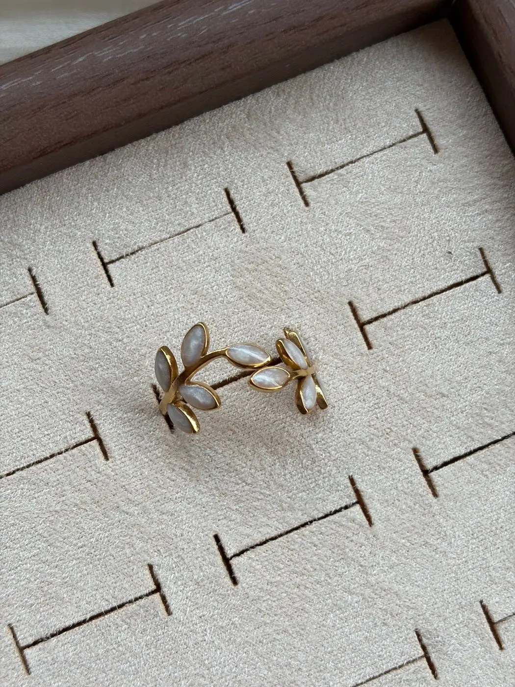 Leaf white marble ring