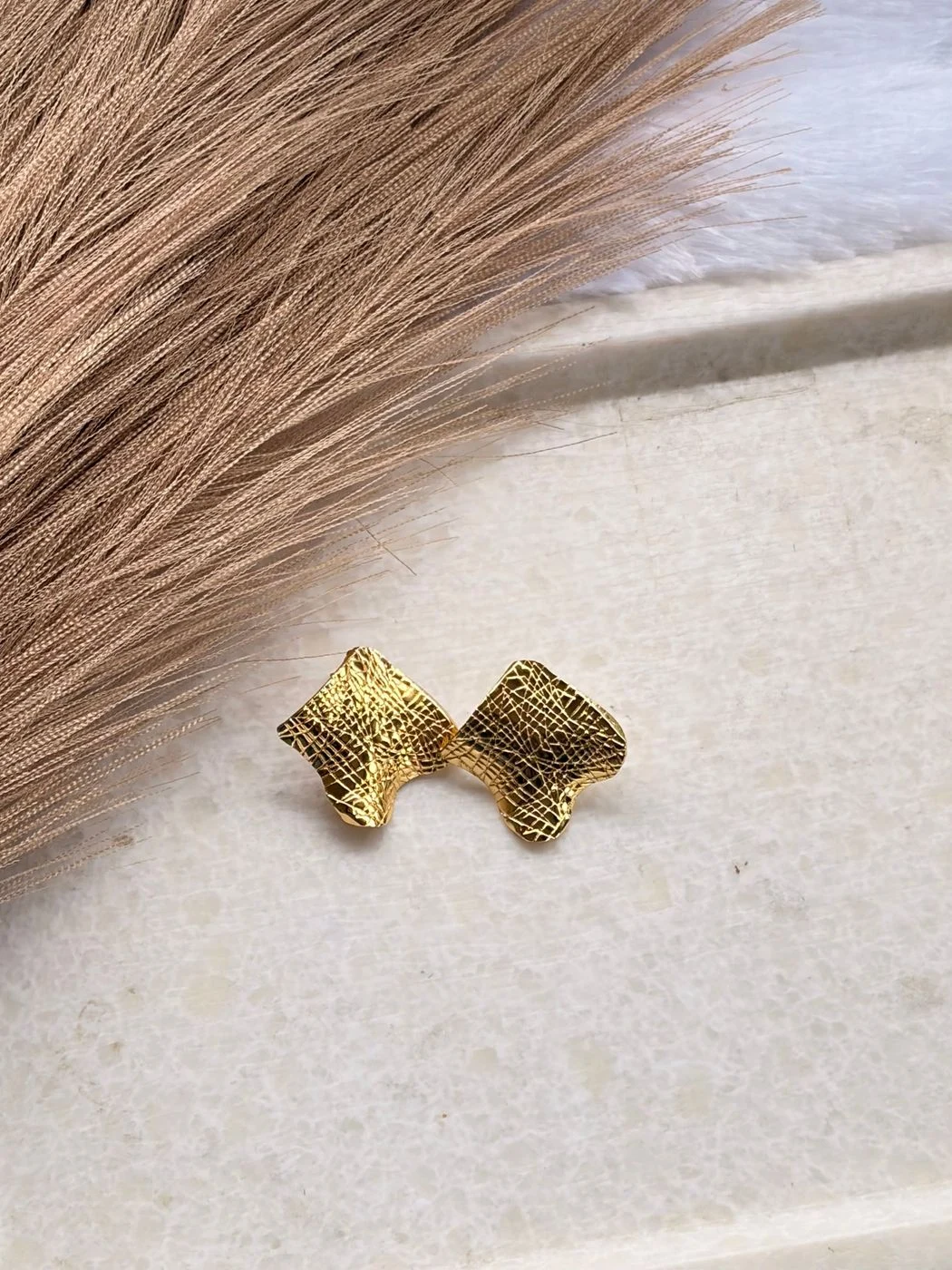 Golden wave stud