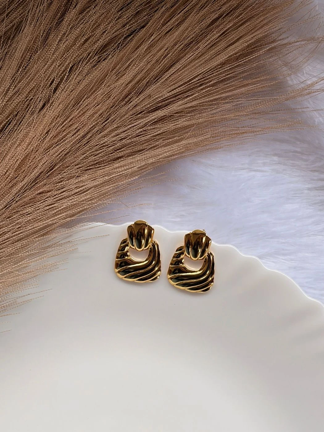 Golden twist stud