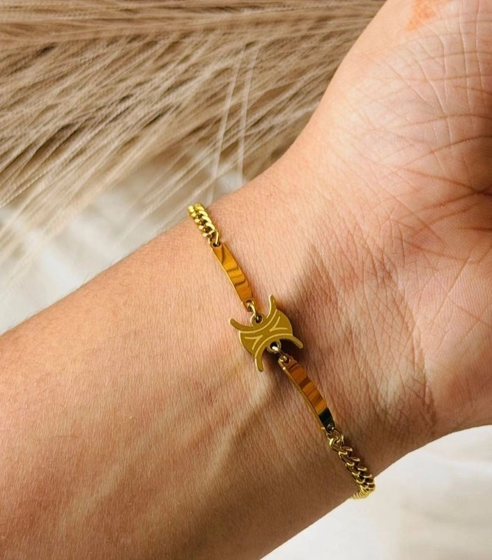 Gold pisces charm bar bracelet
