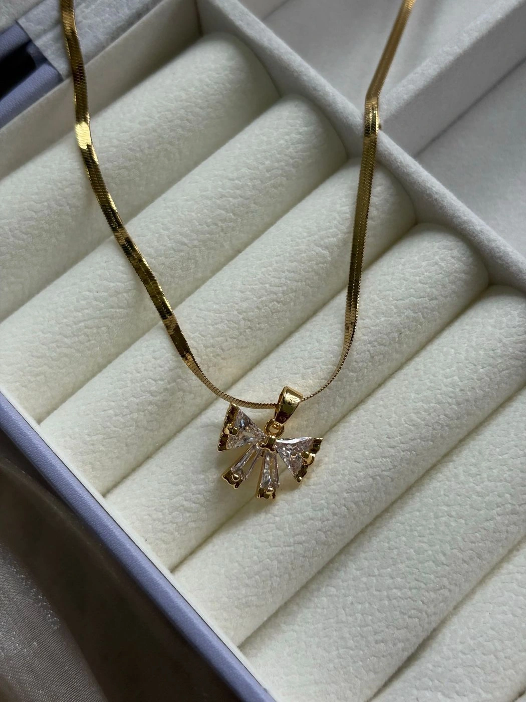 Dainty bow pendant necklace