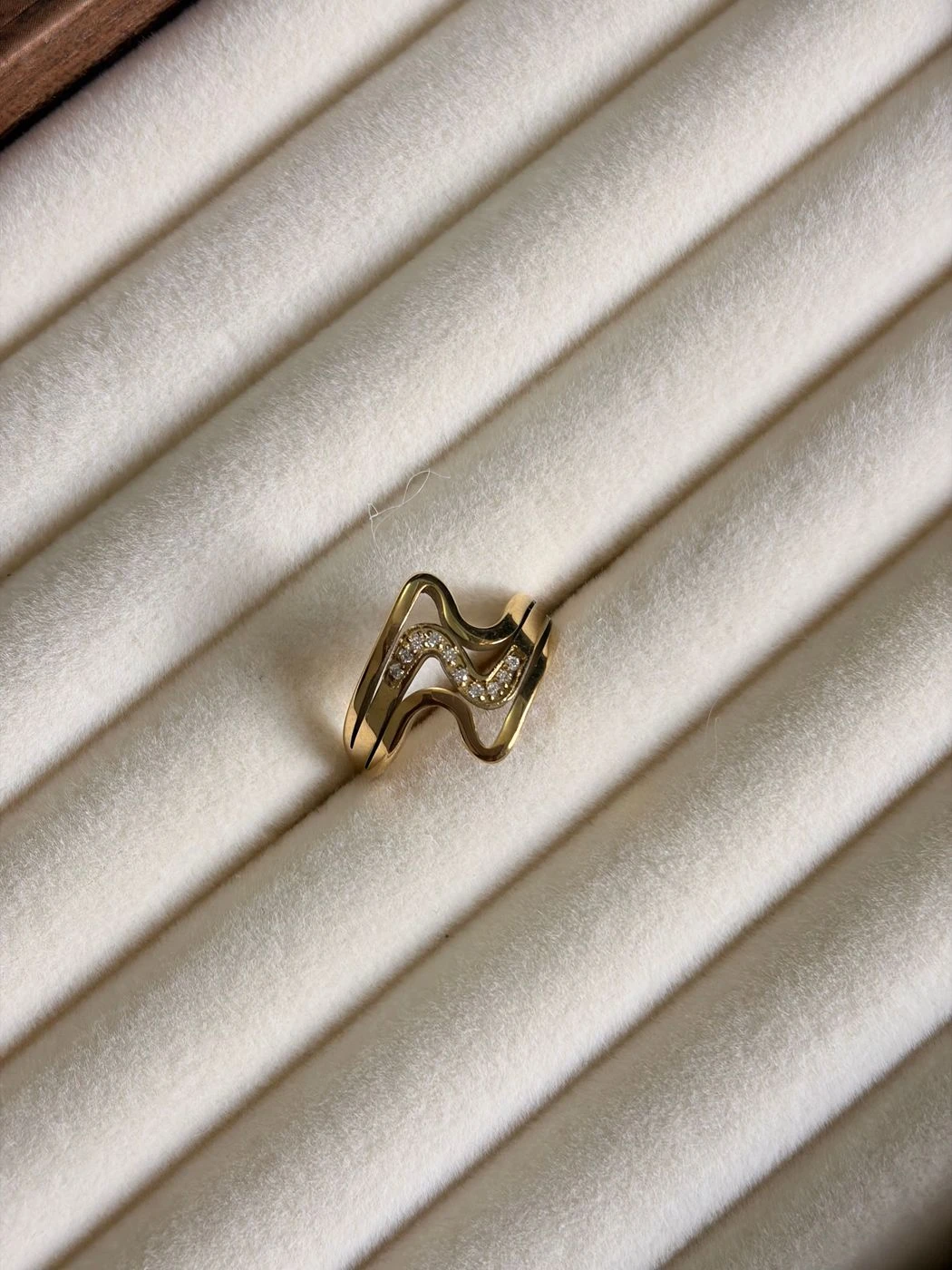 Twisted wave ring
