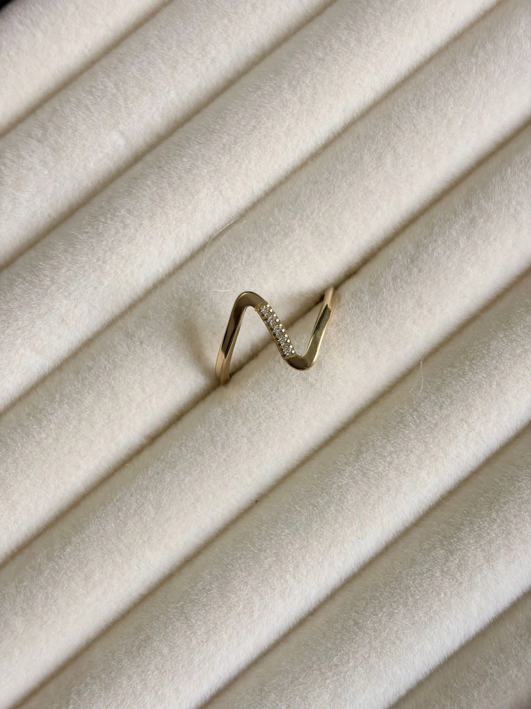Zigzag sparkle ring