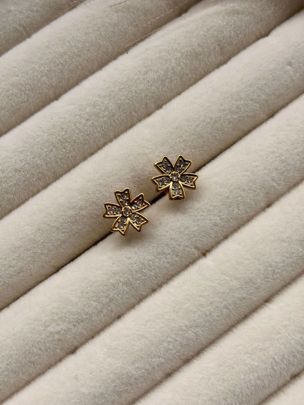 Clover flower back ball studs 1