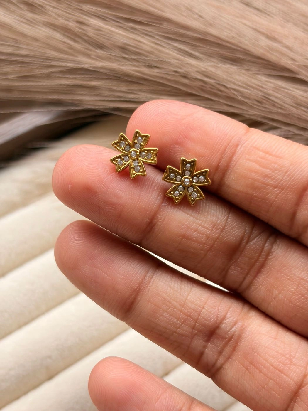 Clover flower back ball studs 2
