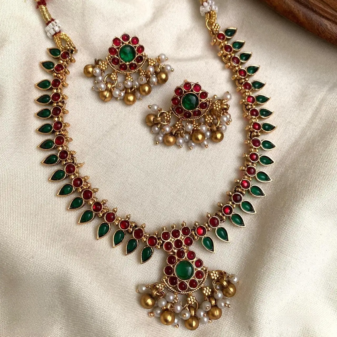 Pearle Maaney chocker