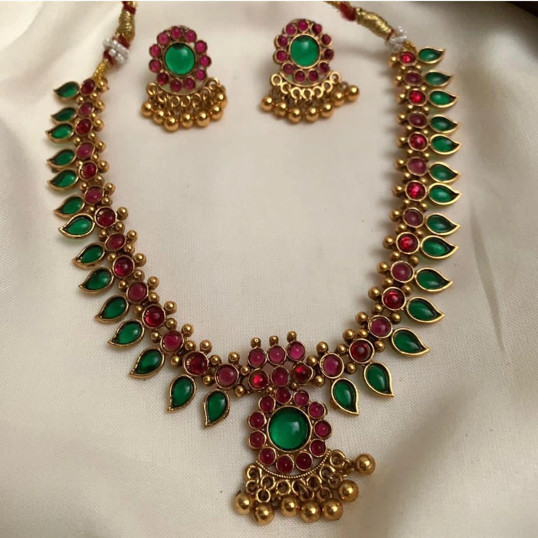 Pearle Maaney chocker