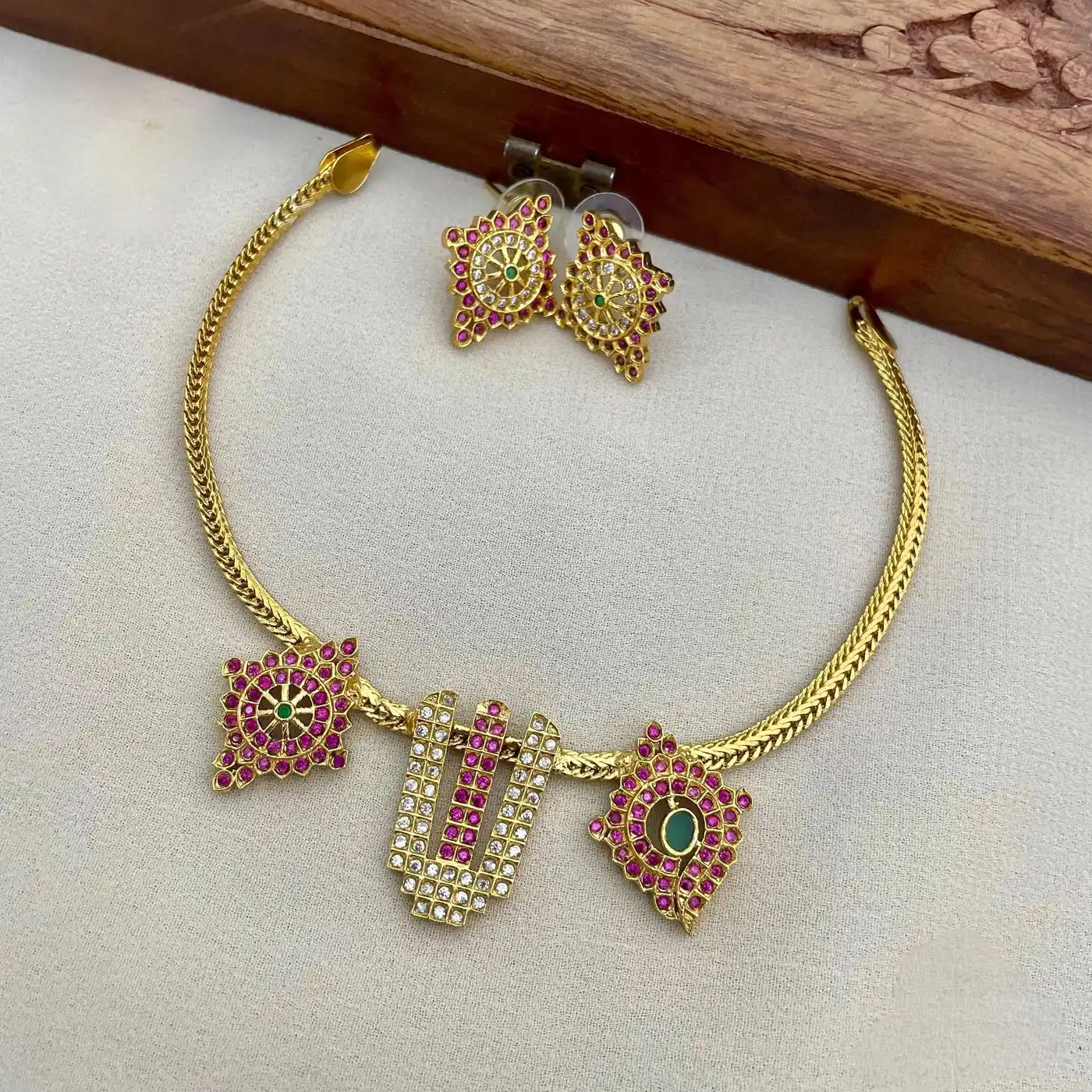 Shanku Chakra Namam Choker
