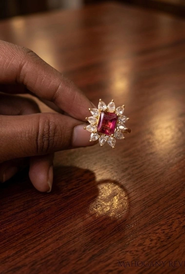 Cocktail-style finger ring 1