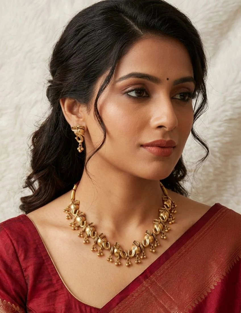 Traditional temple-style choker