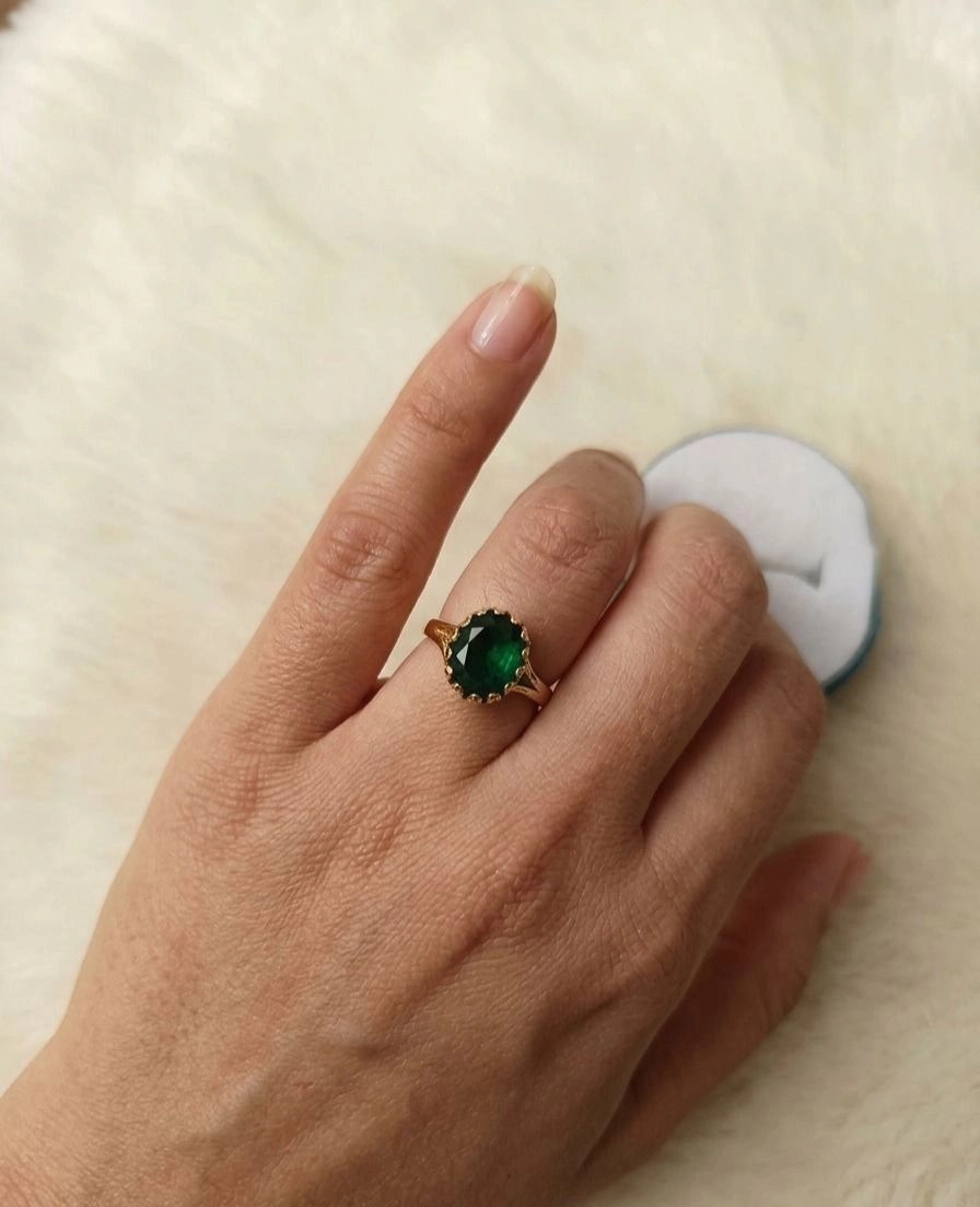 Green gemstone ring 1