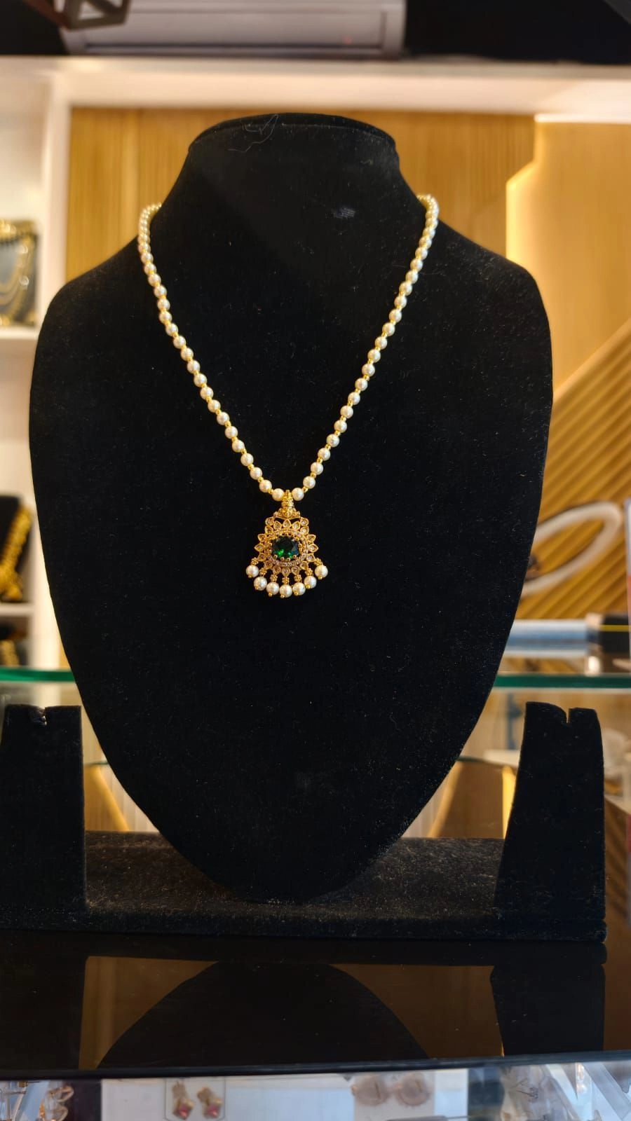 Traditional single-strand pearl necklace 2