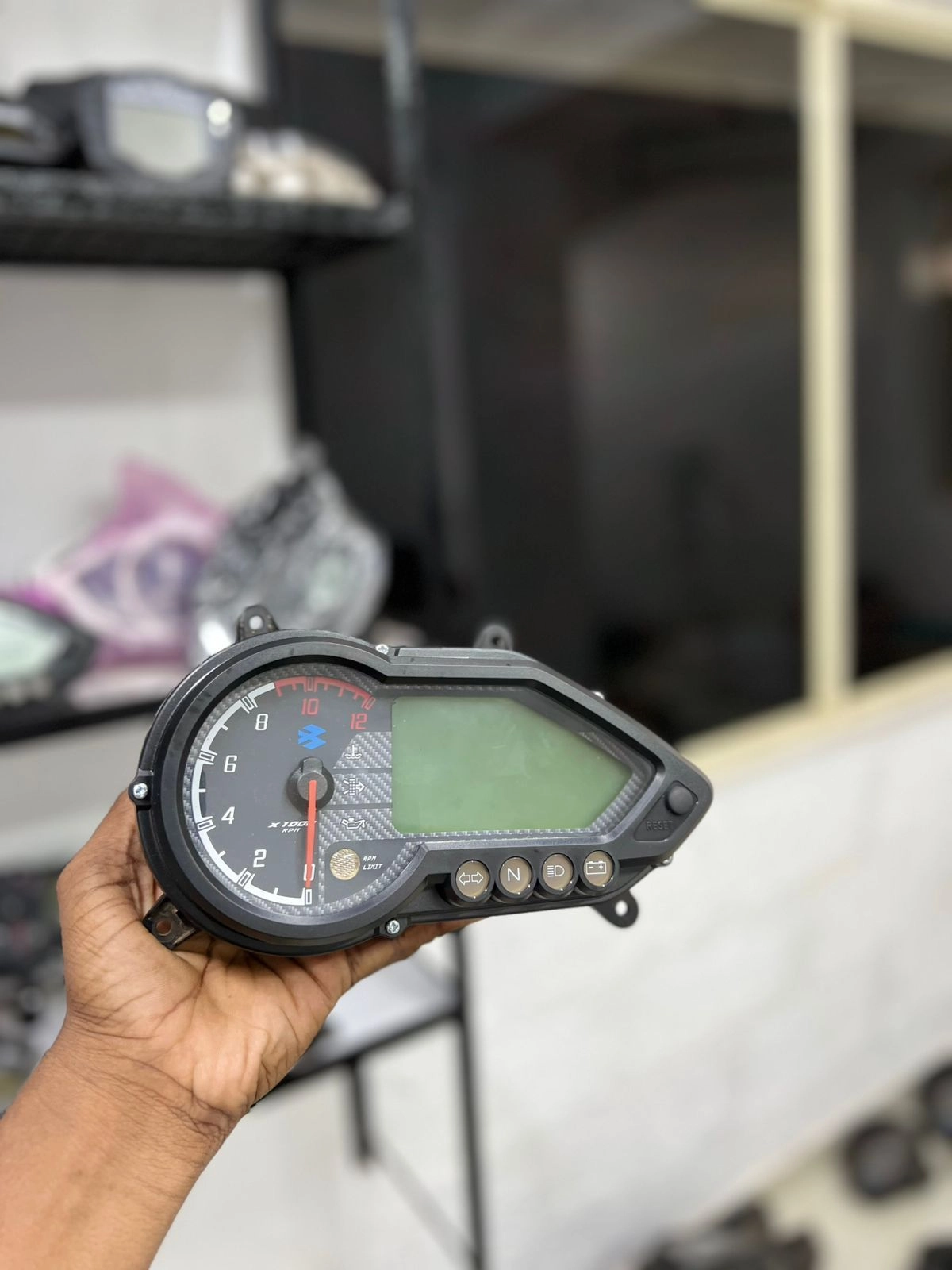 PULSER 220 BS4 DIGITAL METER 3