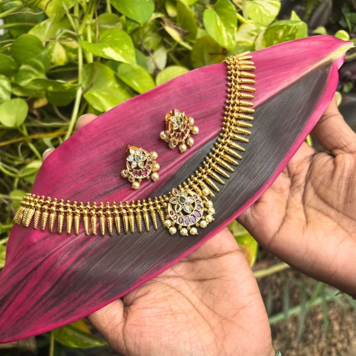 Royal Temple Grace Short Necklace Set