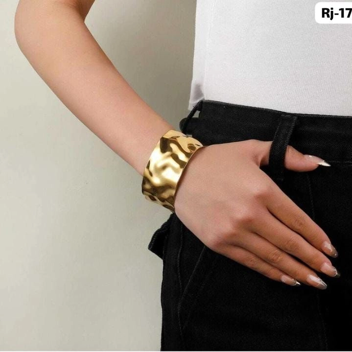 Royal Hammered Gold Bangle – Premium Statement Designer Bangle for Women