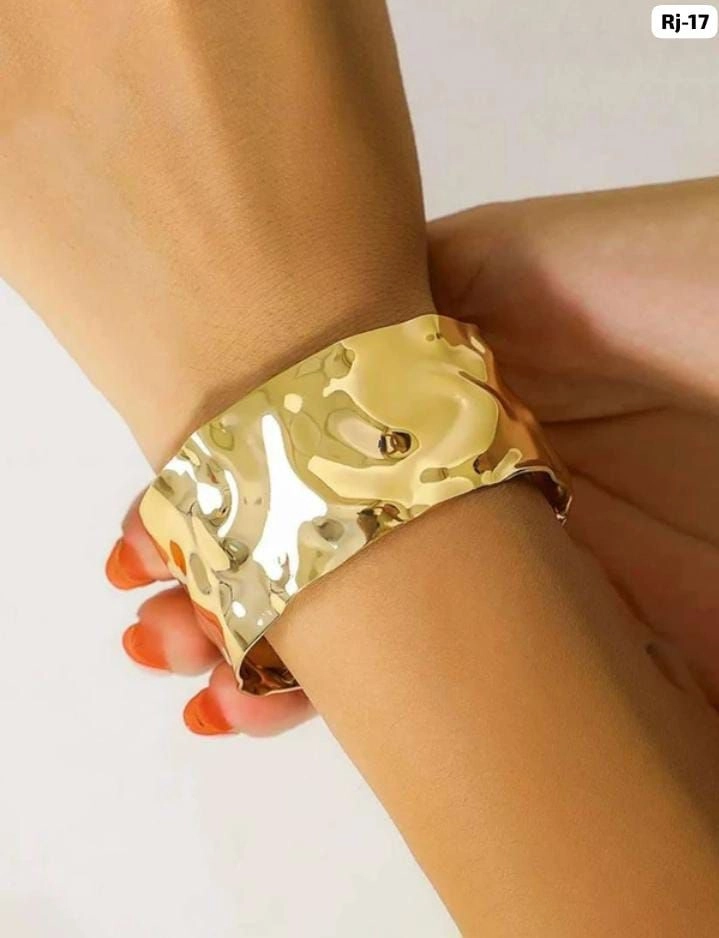 Royal Hammered Gold Bangle – Premium Statement Designer Bangle for Women