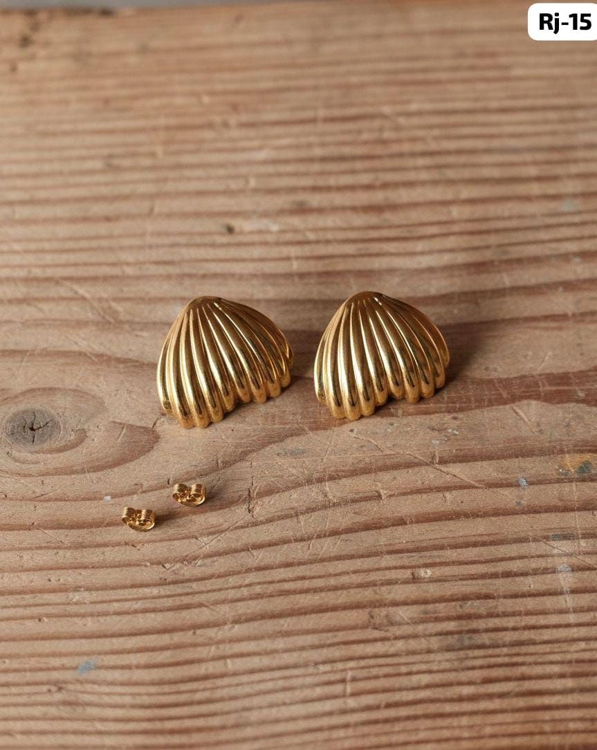 Vintage Golden Shell Stud Earrings – Elegant Minimal Statement Jewellery 2
