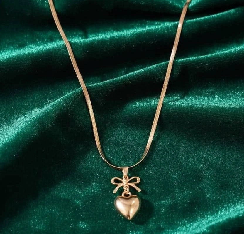 Elegant Heart Charm Gold Pendant Necklace – Minimal Romantic Jewellery