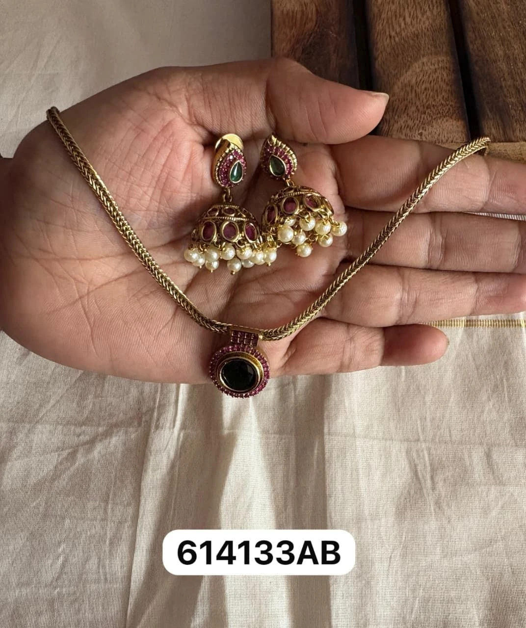 Emerald Glow Pendant Necklace Set