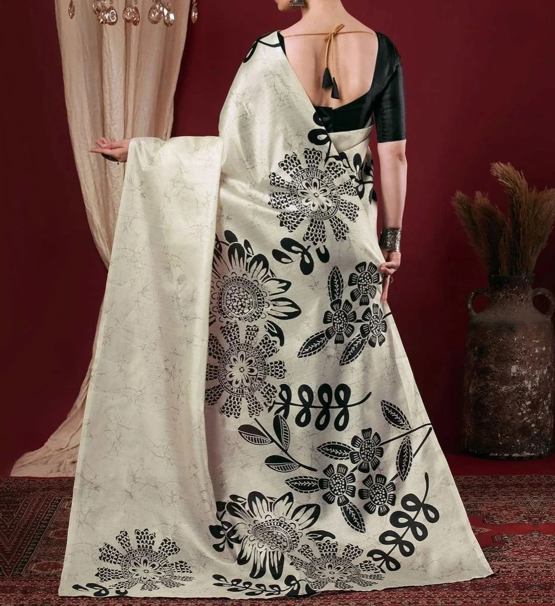 Tryloom White Cotton Blend Floral Printed Saree 4