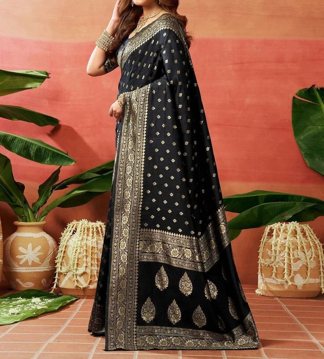 Tryloom Black Silk Woven Banarasi Saree 4
