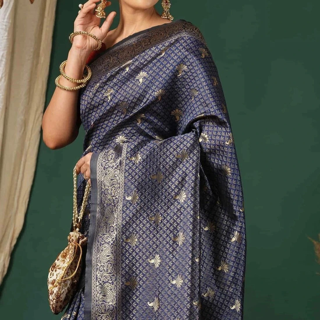 Tryloom Silk Blend Woven Banarasi Saree 4